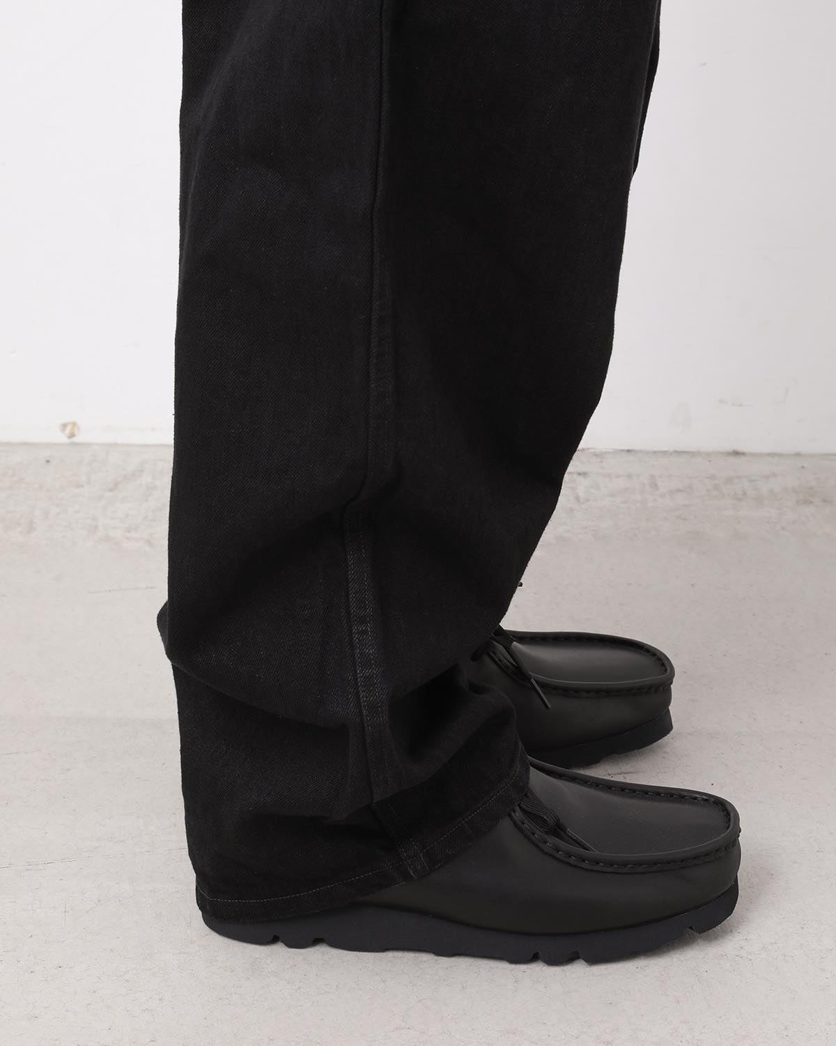 BLACK DENIM BELTED PANTS