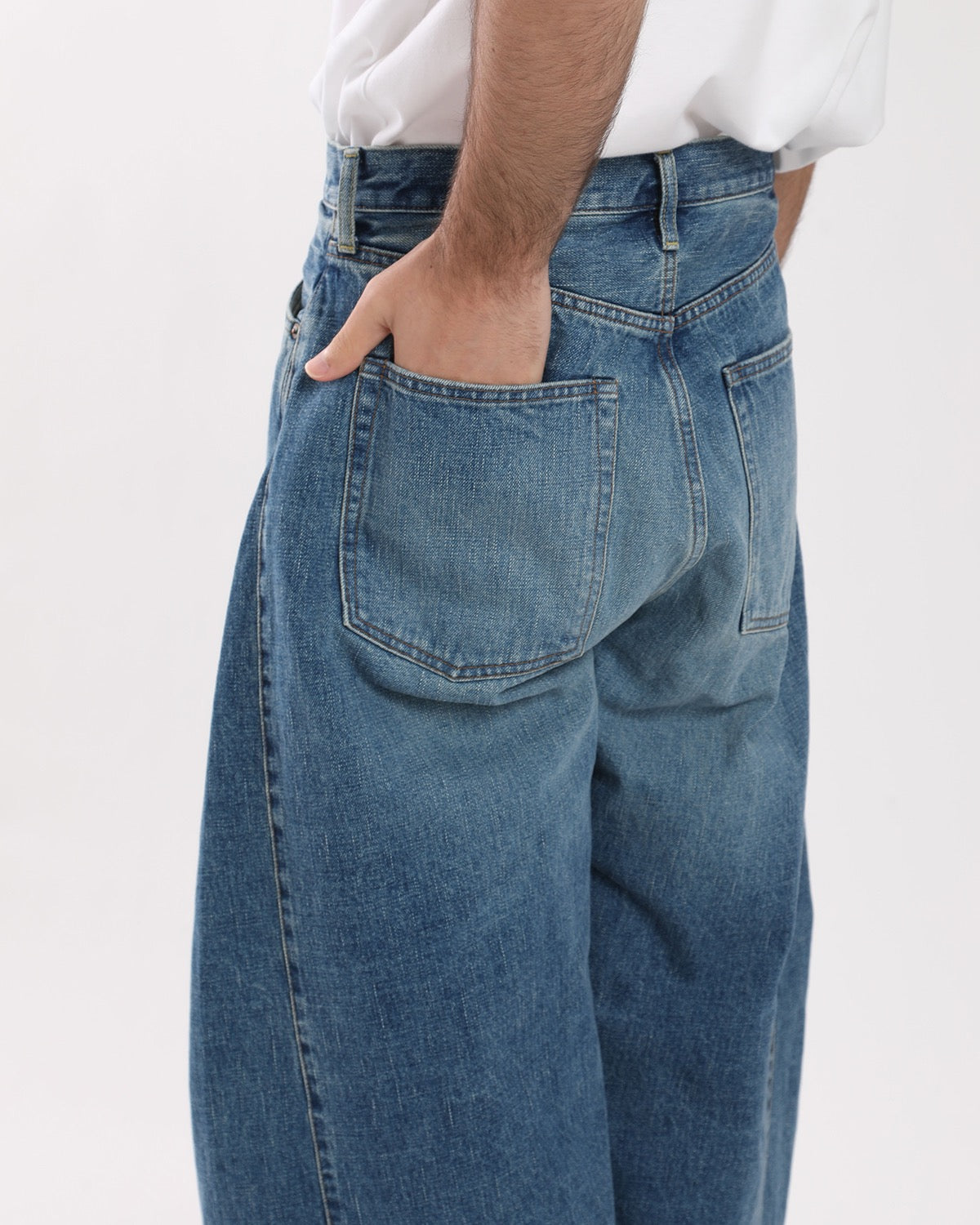 BARREL-LEG DENIM JEANS