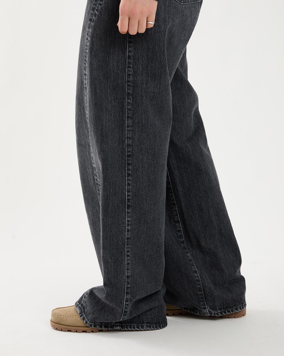 BARREL-LEG DENIM JEANS