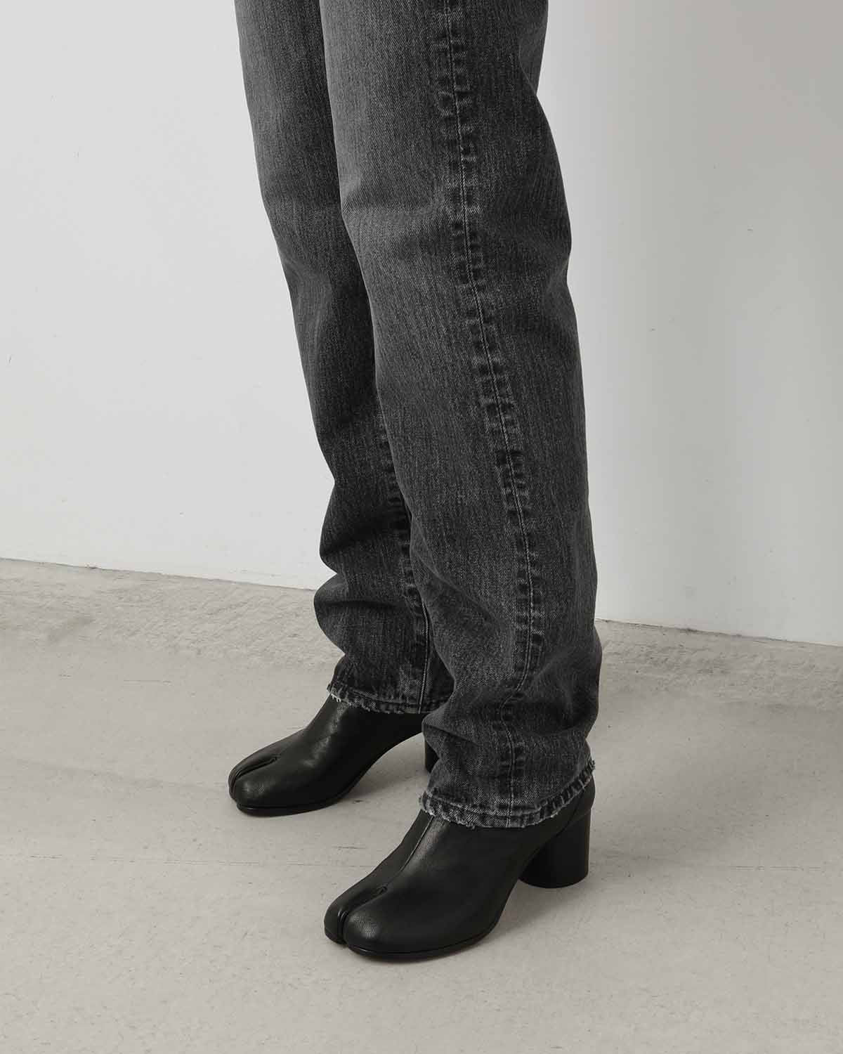 CLASSIC STRAIGHT JEANS