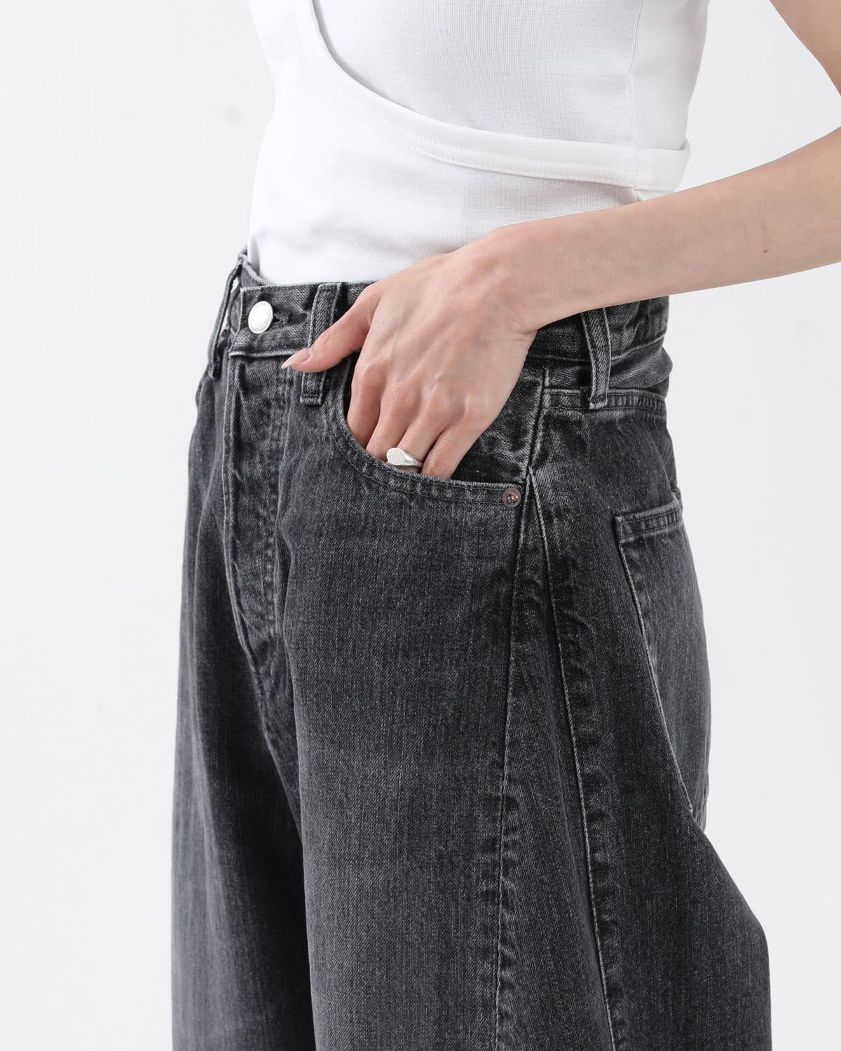 BARREL-LEG DENIM JEANS (WOMEN'S)