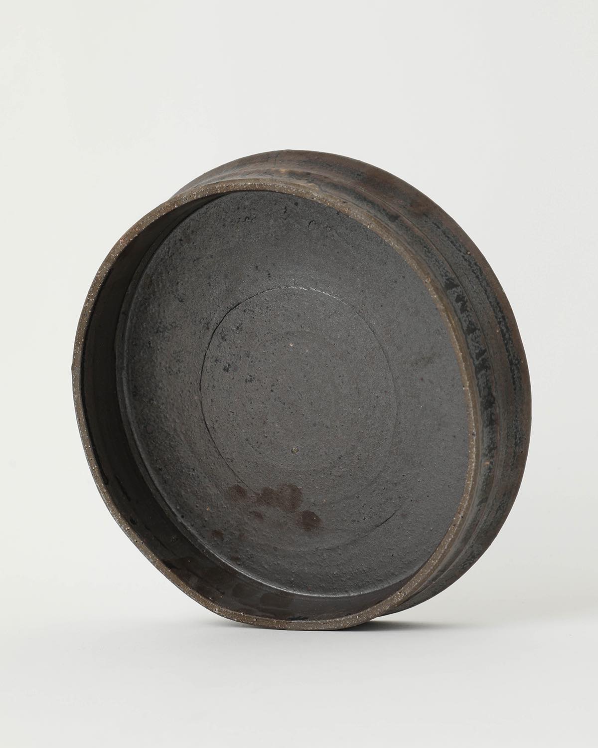 高台プレート (大) - 鉄釉
