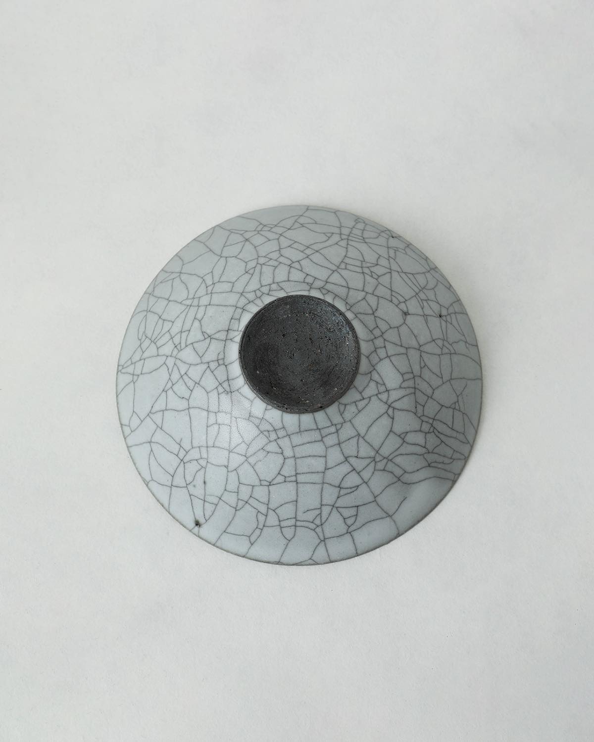 CHARCOAL-INFUSED SHALLOW BOWL