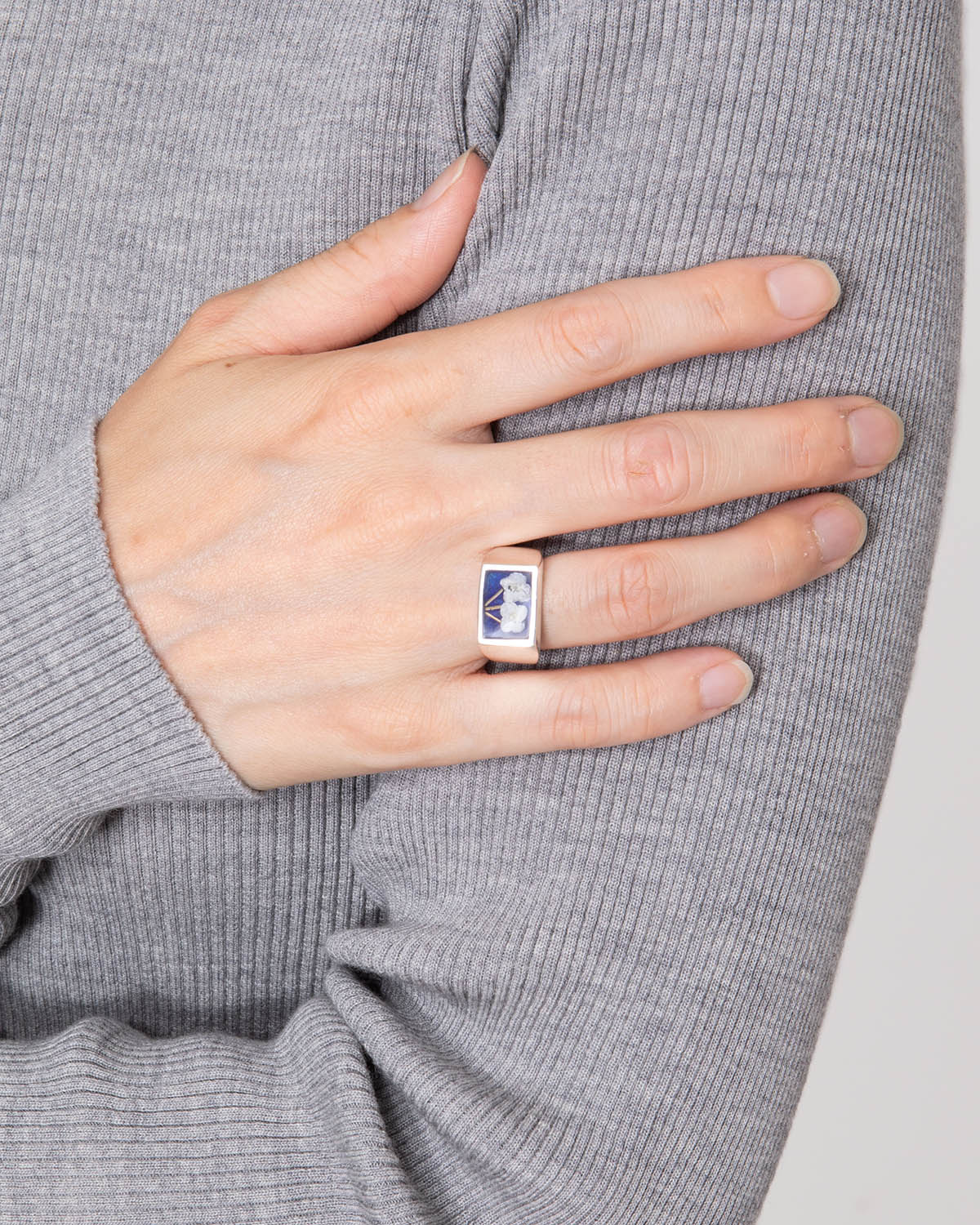 SIGNET RING WITH FLOWER / BLUE (WOMEN'S)