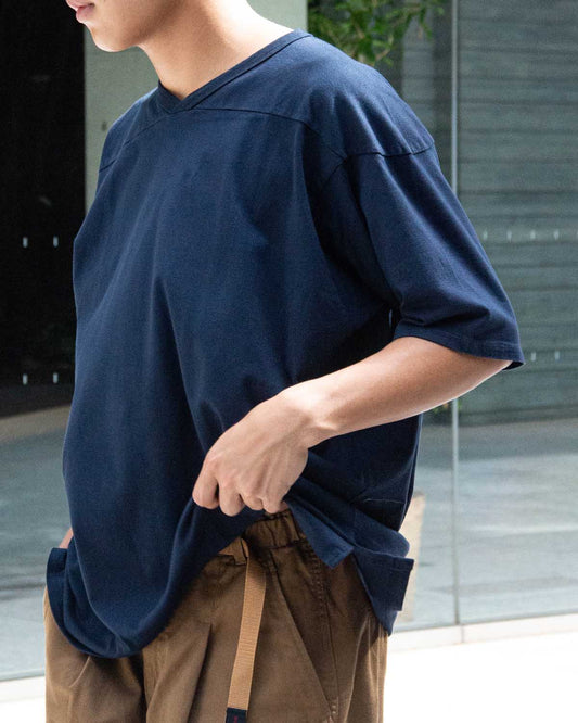 この夏、もう一枚欲しくなるVネックTシャツ