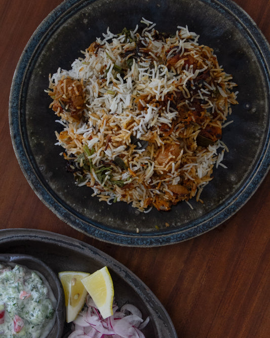 森山至の盆皿 - 黒青