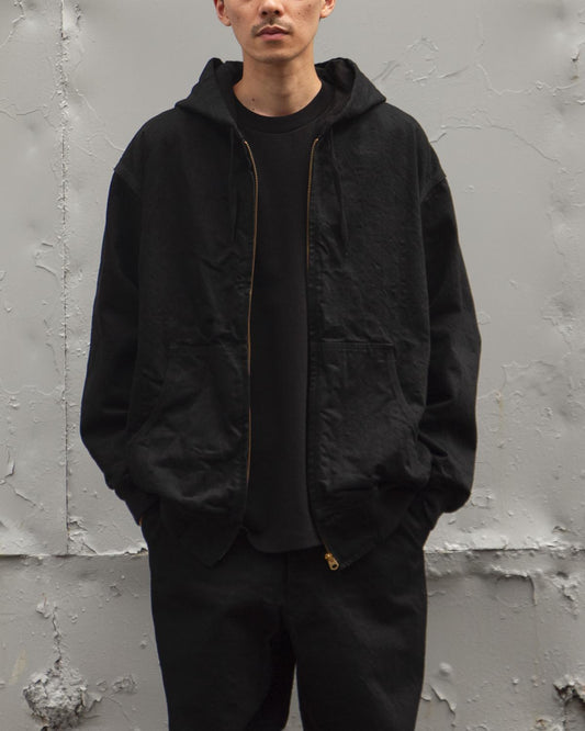 COMOLIのブラックデニムジップパーカ