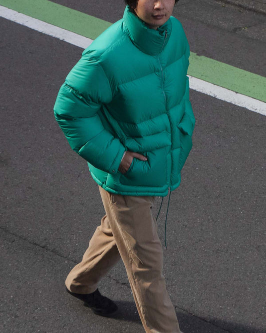 AURALEEの鮮やかなダウンブルゾン