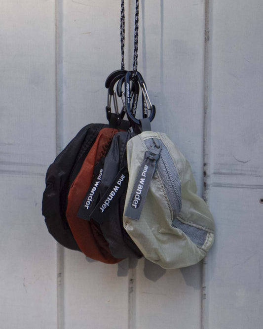 and wander の SIL MINI POUCH