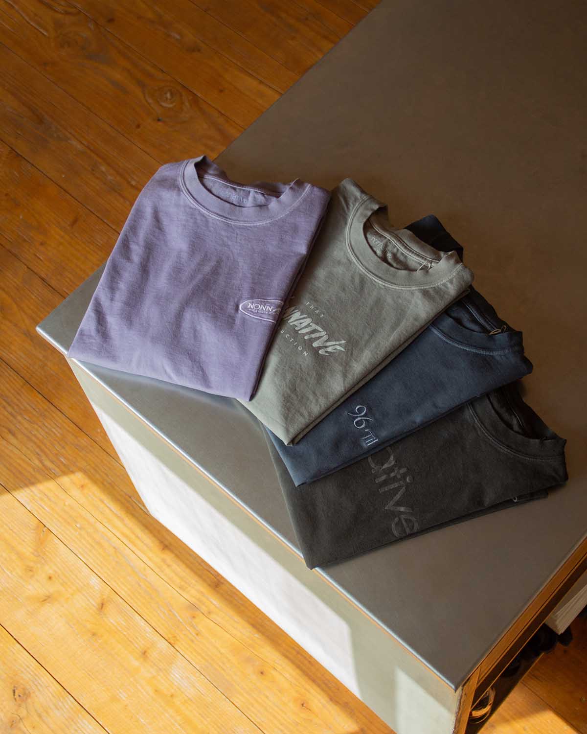 nonnativeの製品染めロゴTシャツ
