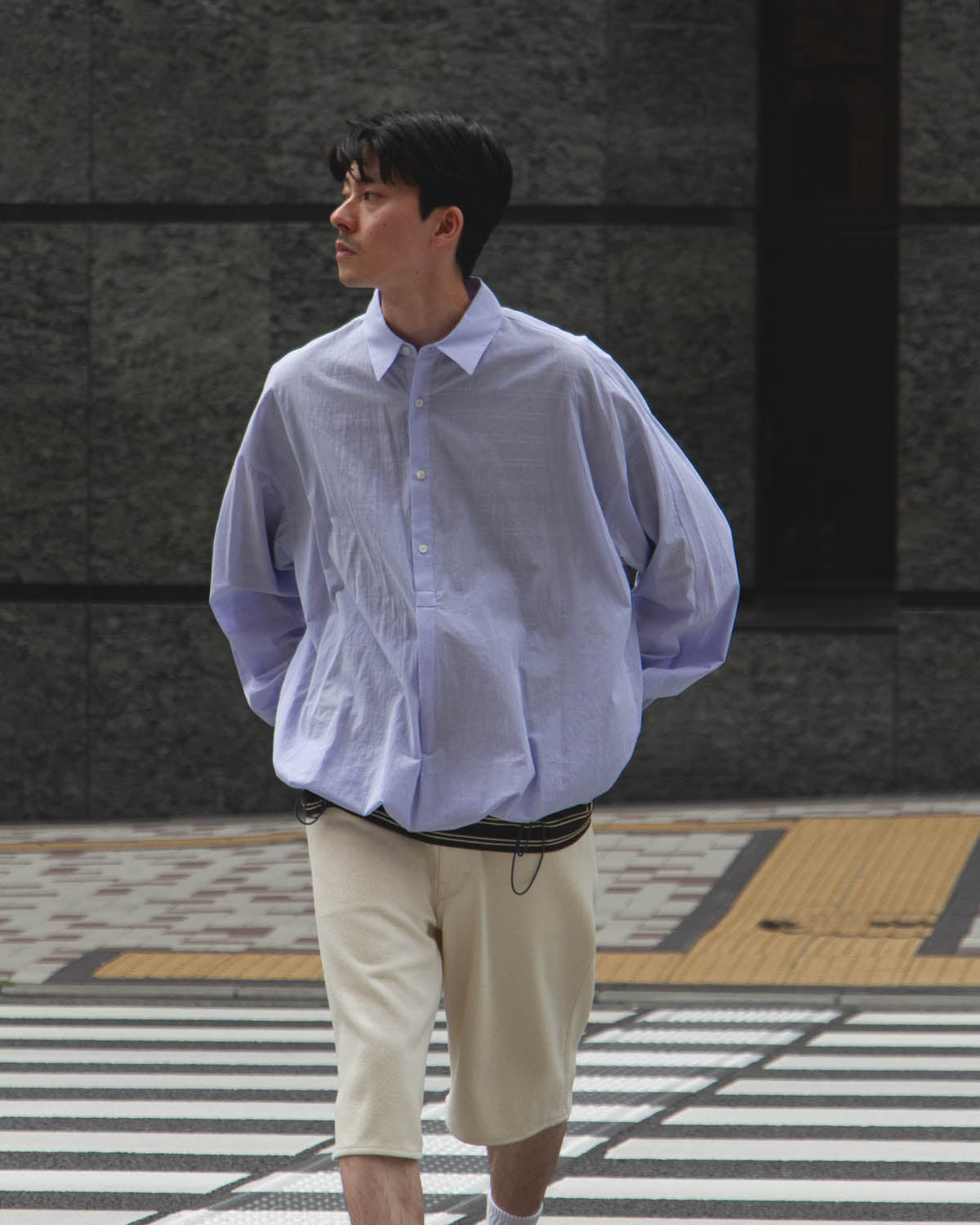 変化を楽しむGraphpaperのSEERSUCKER PULLOVER SHIRT