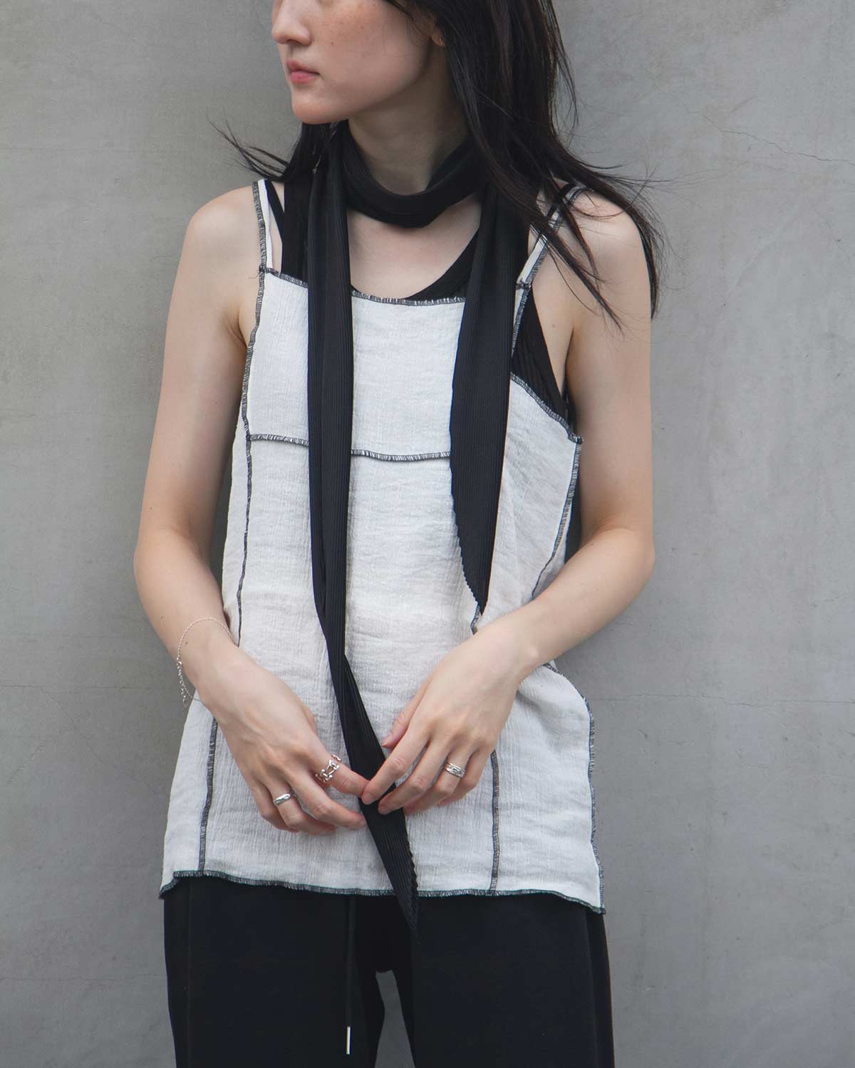 MONOHAのSHEER PLEATED SCARF