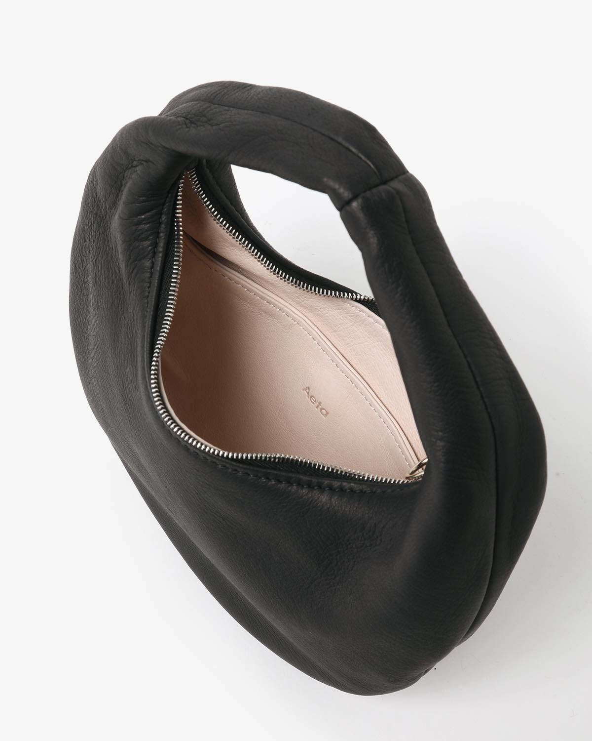 ROUND ONE SHOULDER : S