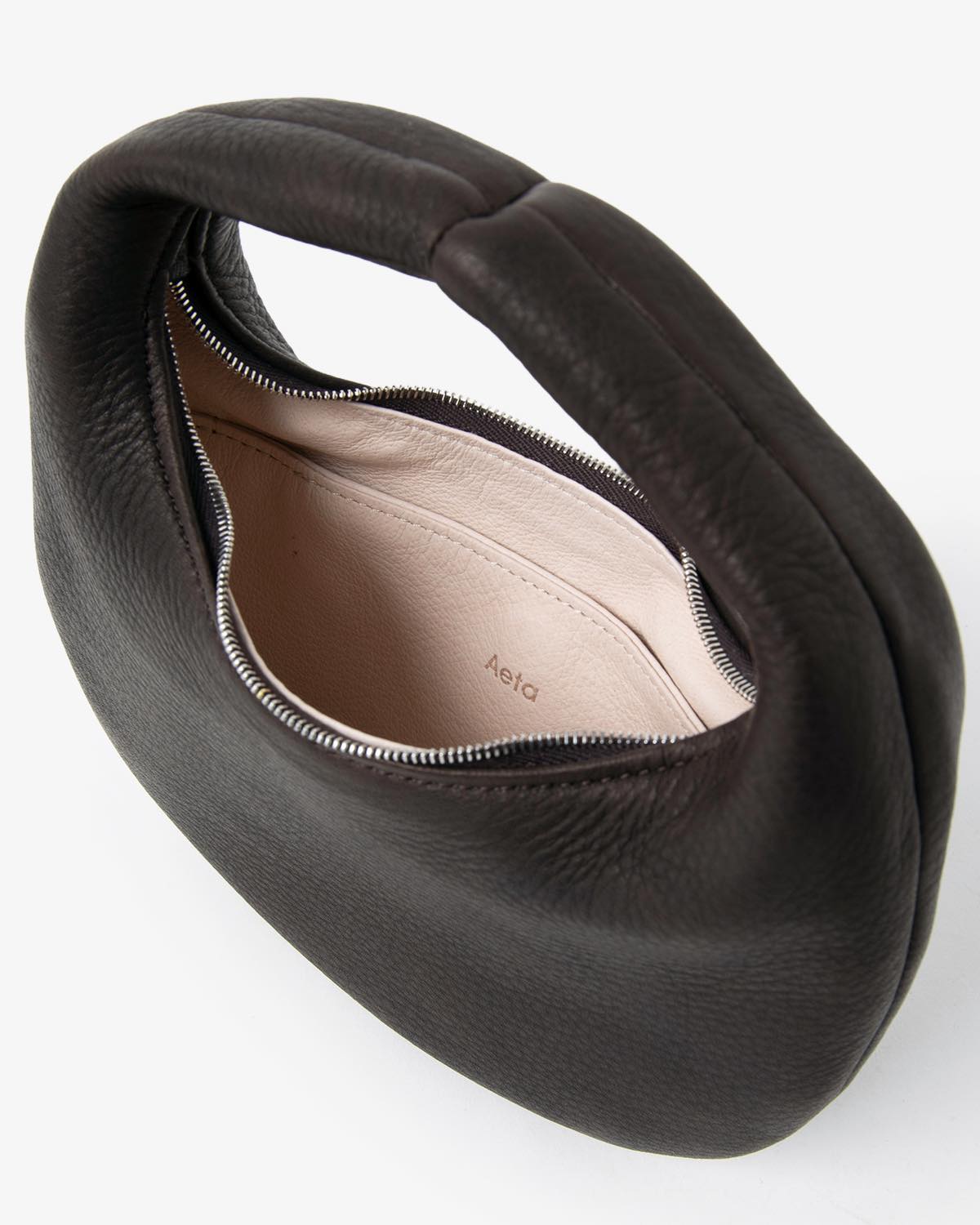 ROUND ONE SHOULDER : S