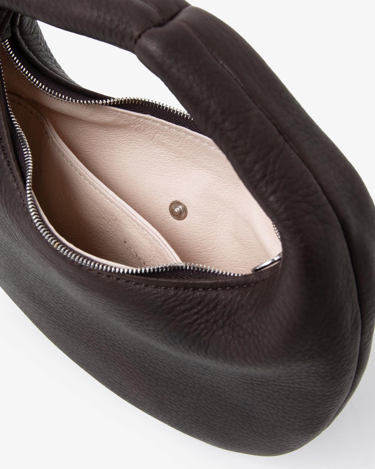 ROUND ONE SHOULDER : S