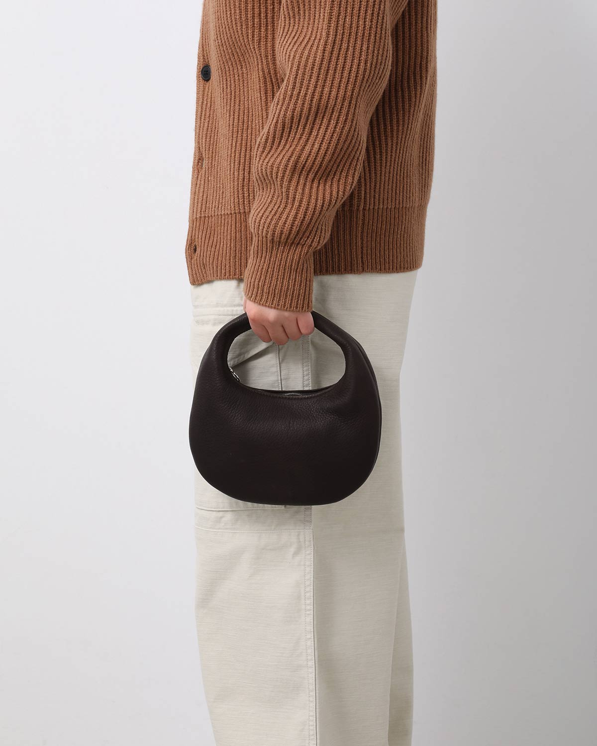 ROUND ONE SHOULDER : S