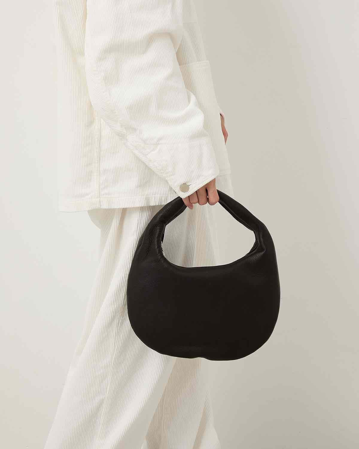 ROUND ONE SHOULDER : M