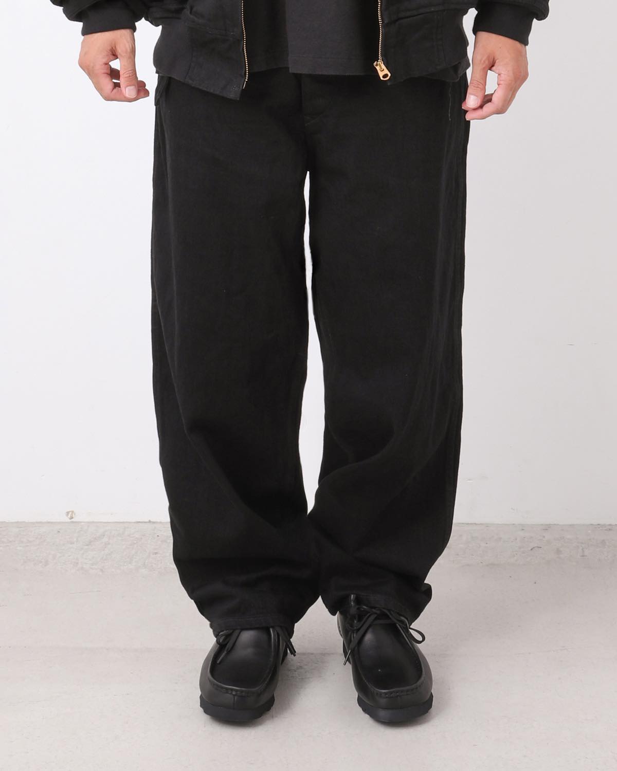 BLACK DENIM BELTED PANTS