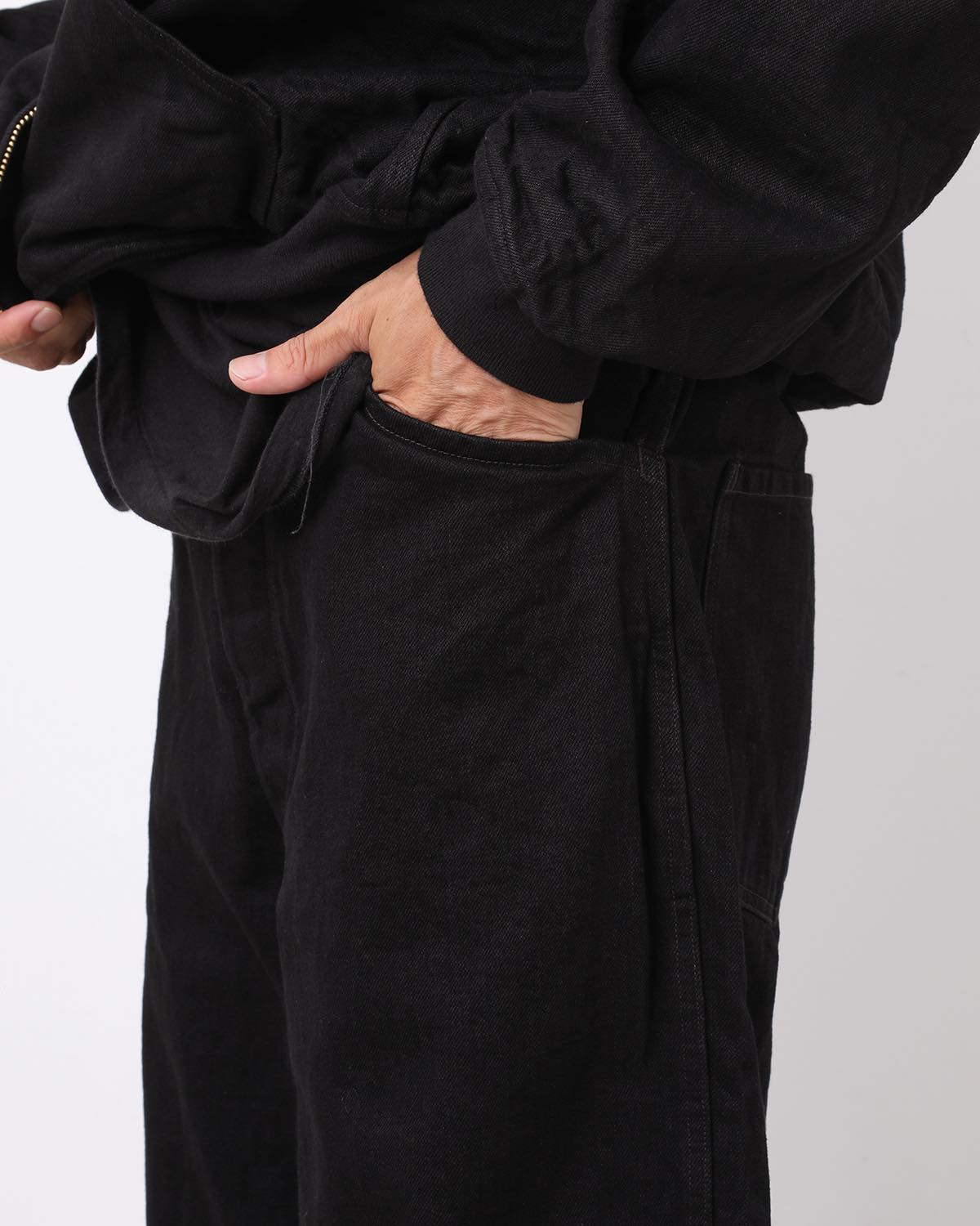 BLACK DENIM BELTED PANTS