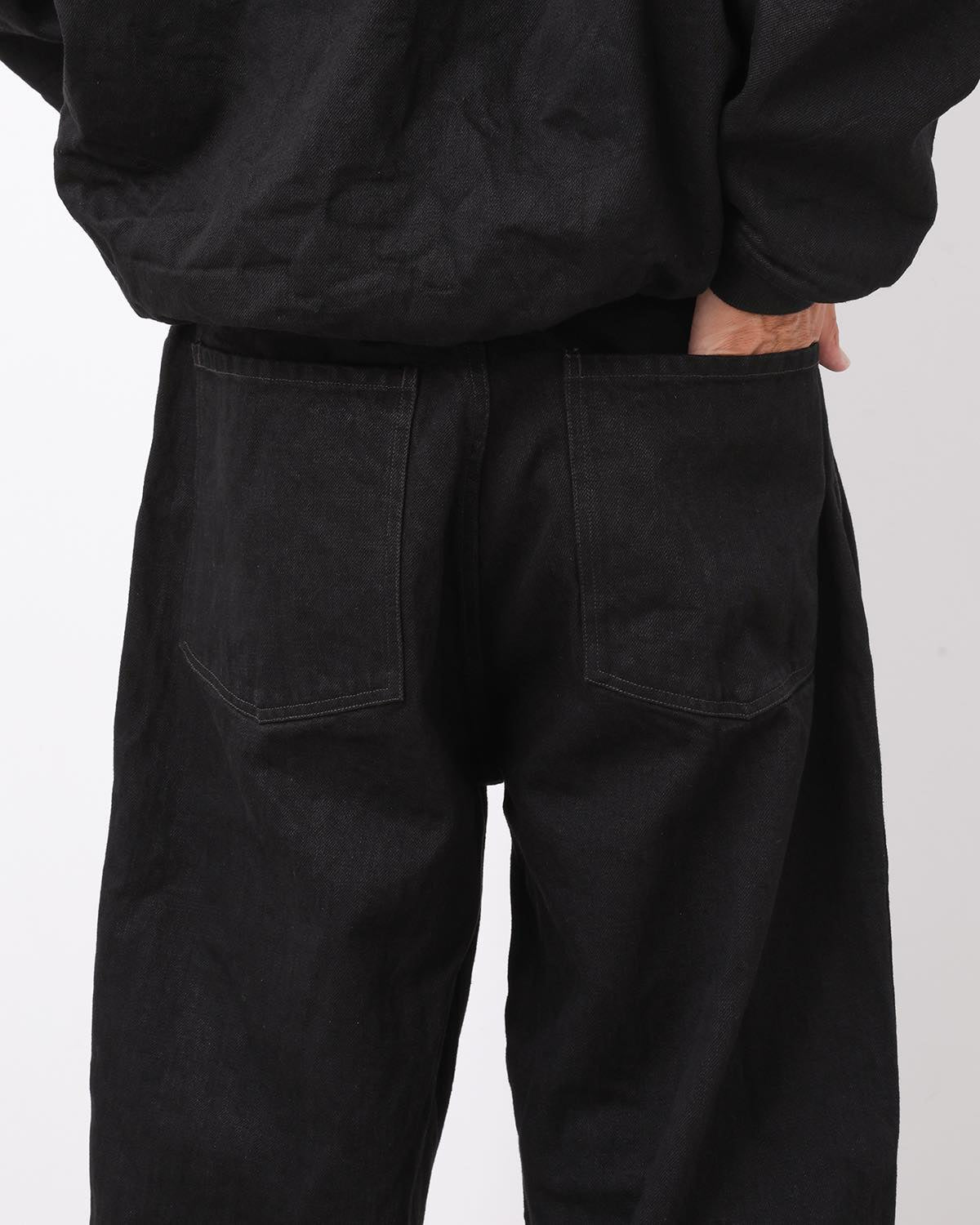 BLACK DENIM BELTED PANTS