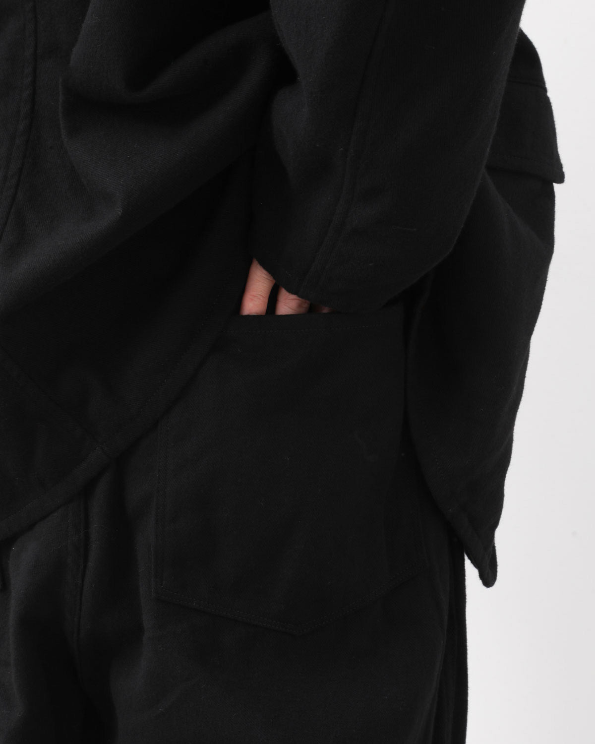 ブラックドリルテーパードパンツ