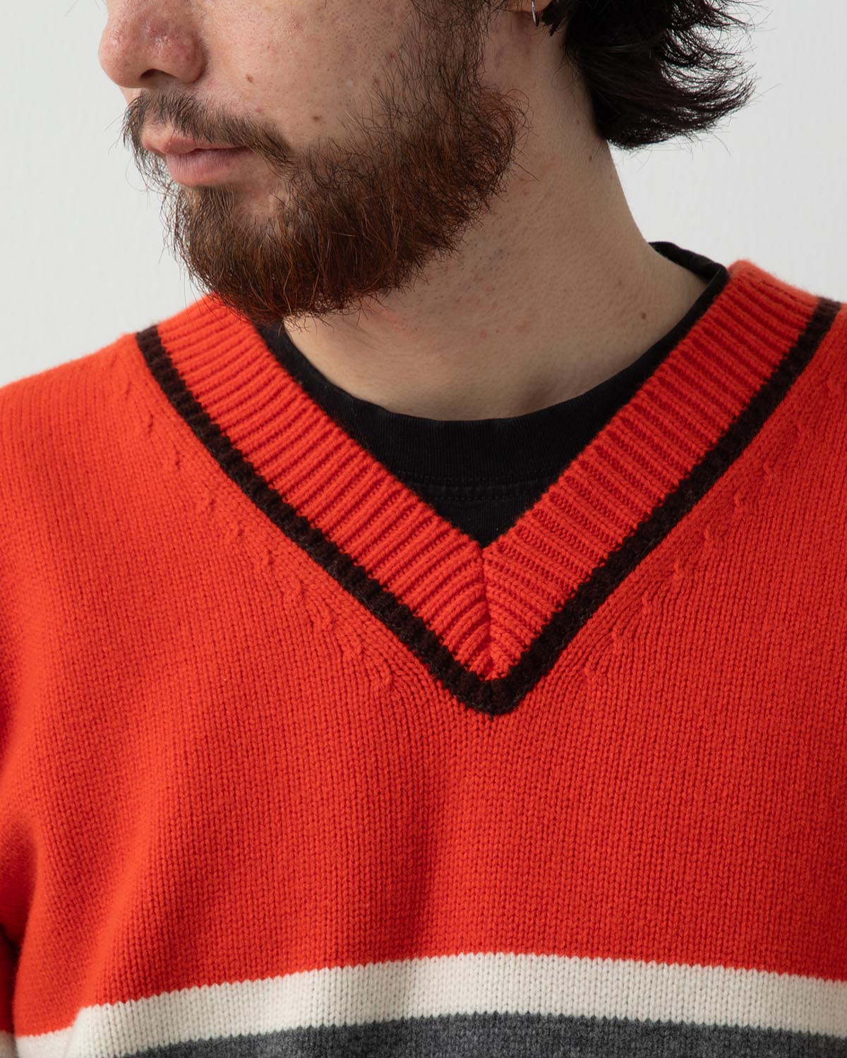 V NECK SWITCHING COLOR KNIT