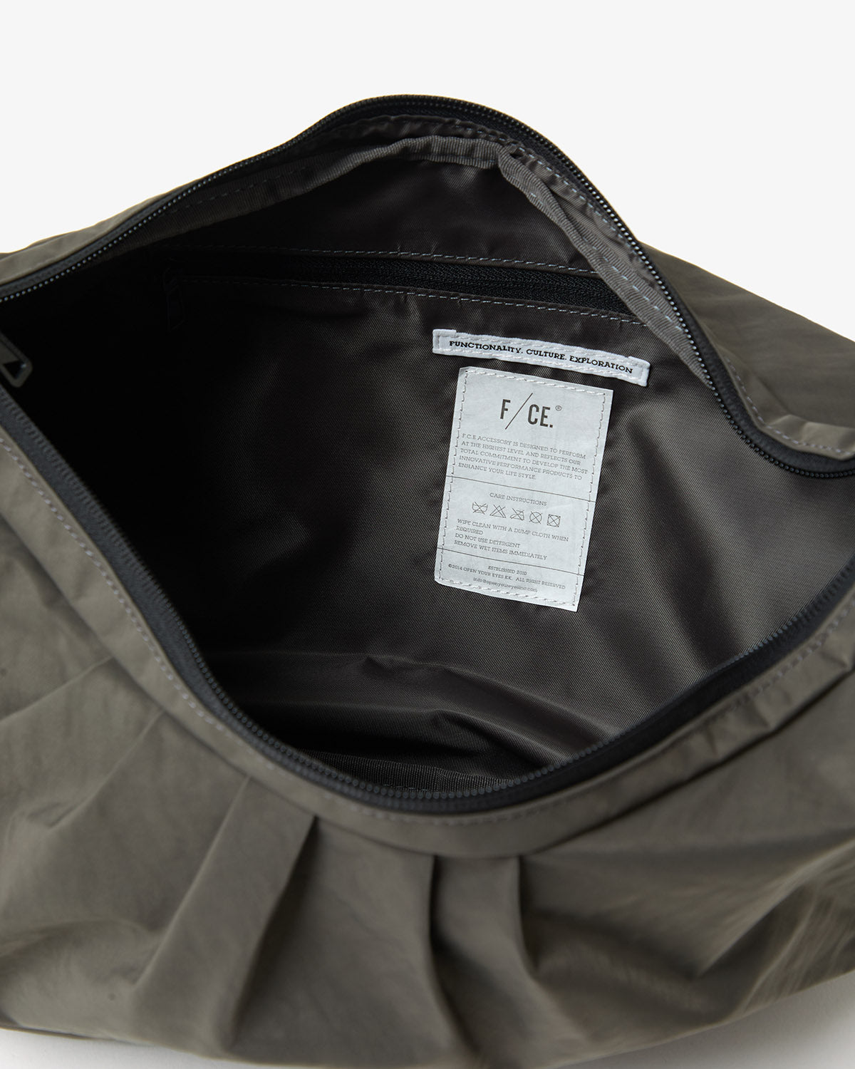 TEXTURED TWILL BODY BAG