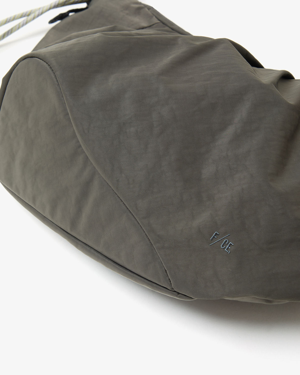 TEXTURED TWILL BODY BAG