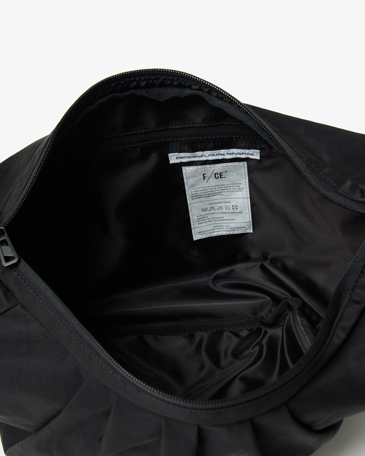 TEXTURED TWILL BODY BAG
