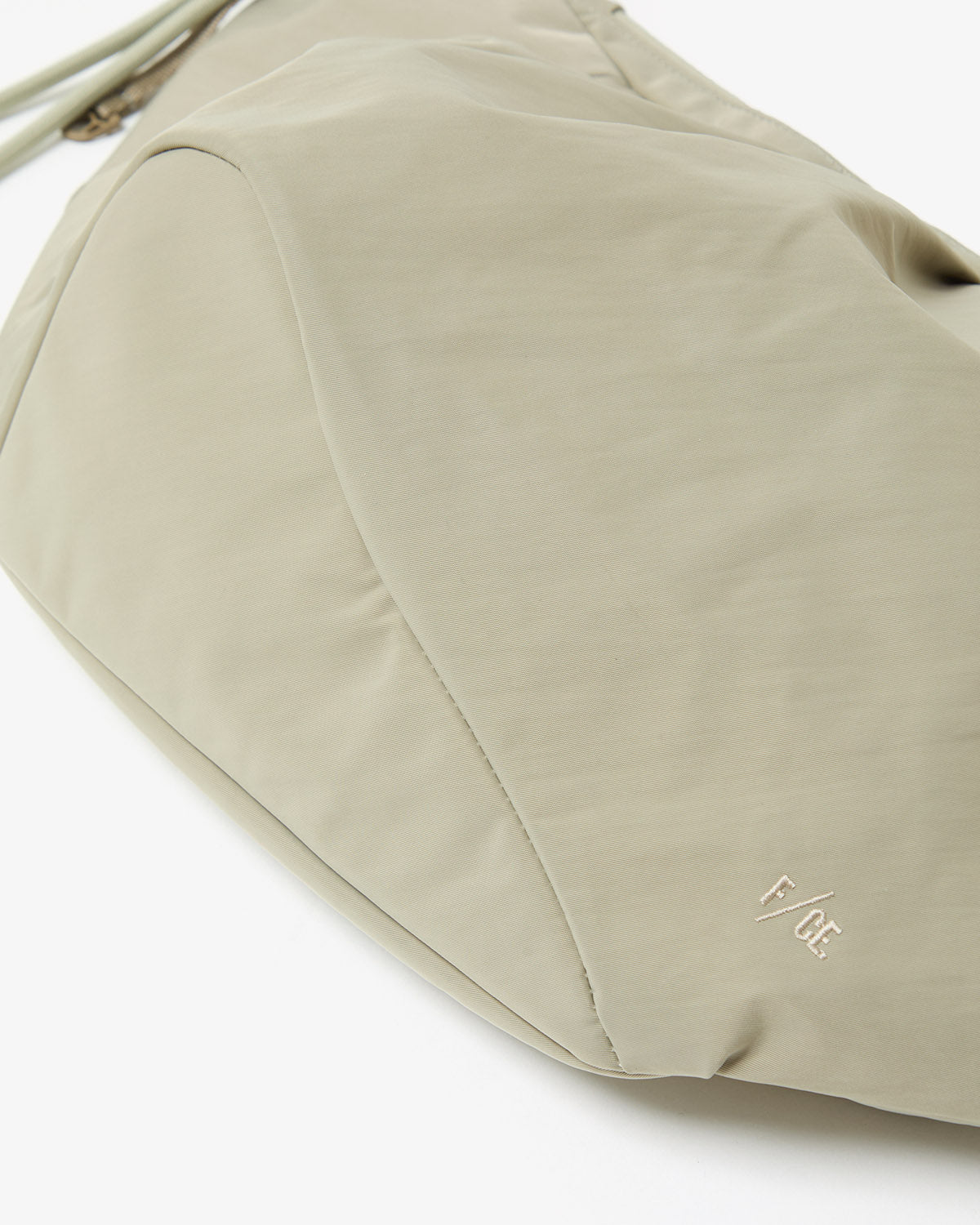 TEXTURED TWILL BODY BAG