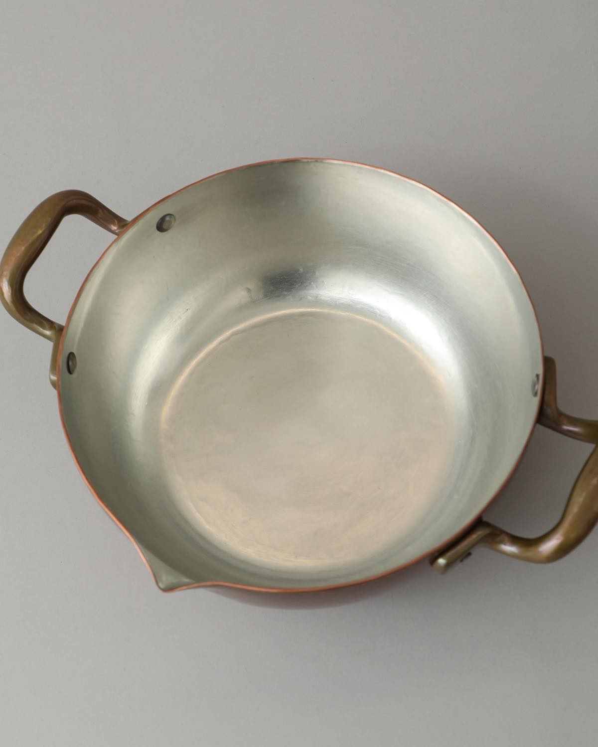 DOUBLE-HANDED COPPER POT 24CM  SPOUT GOLD