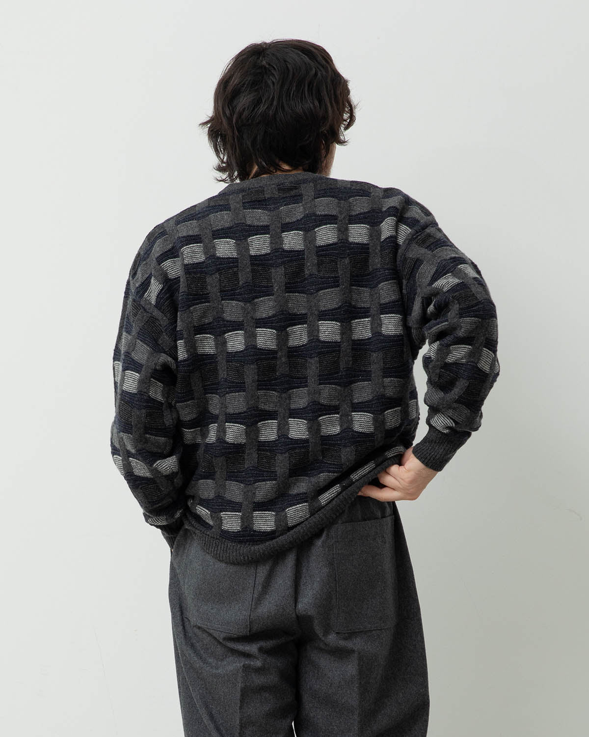 3D JAQUARD MIDDLE GAUGE CREWNECK SWEATER