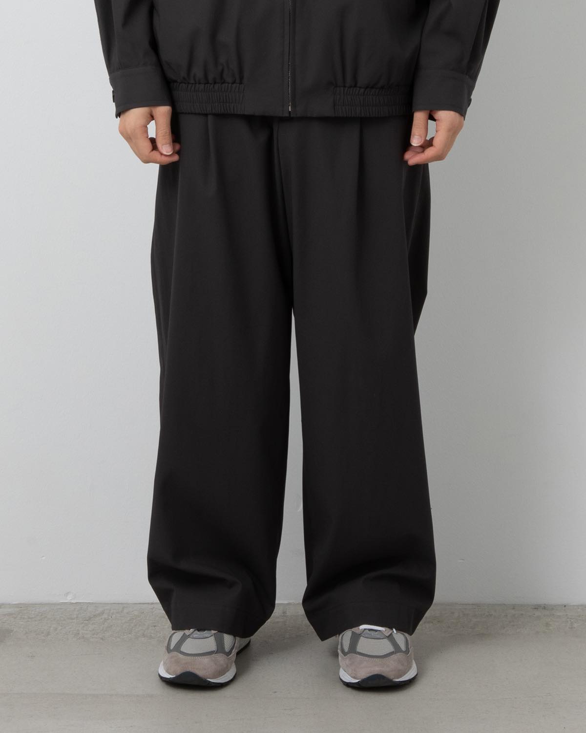BRUSHED COTTON GABARDINE WIDE STRAIGHT PANTS