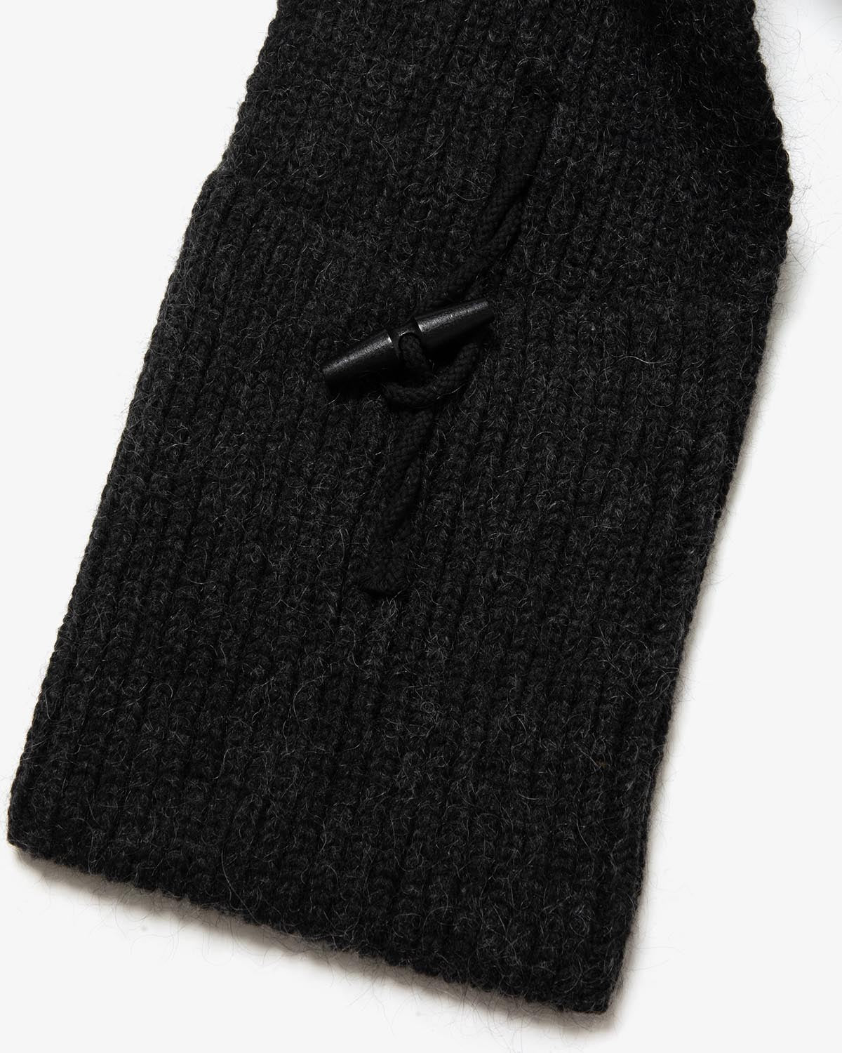 KNITTED POCKET SCARF