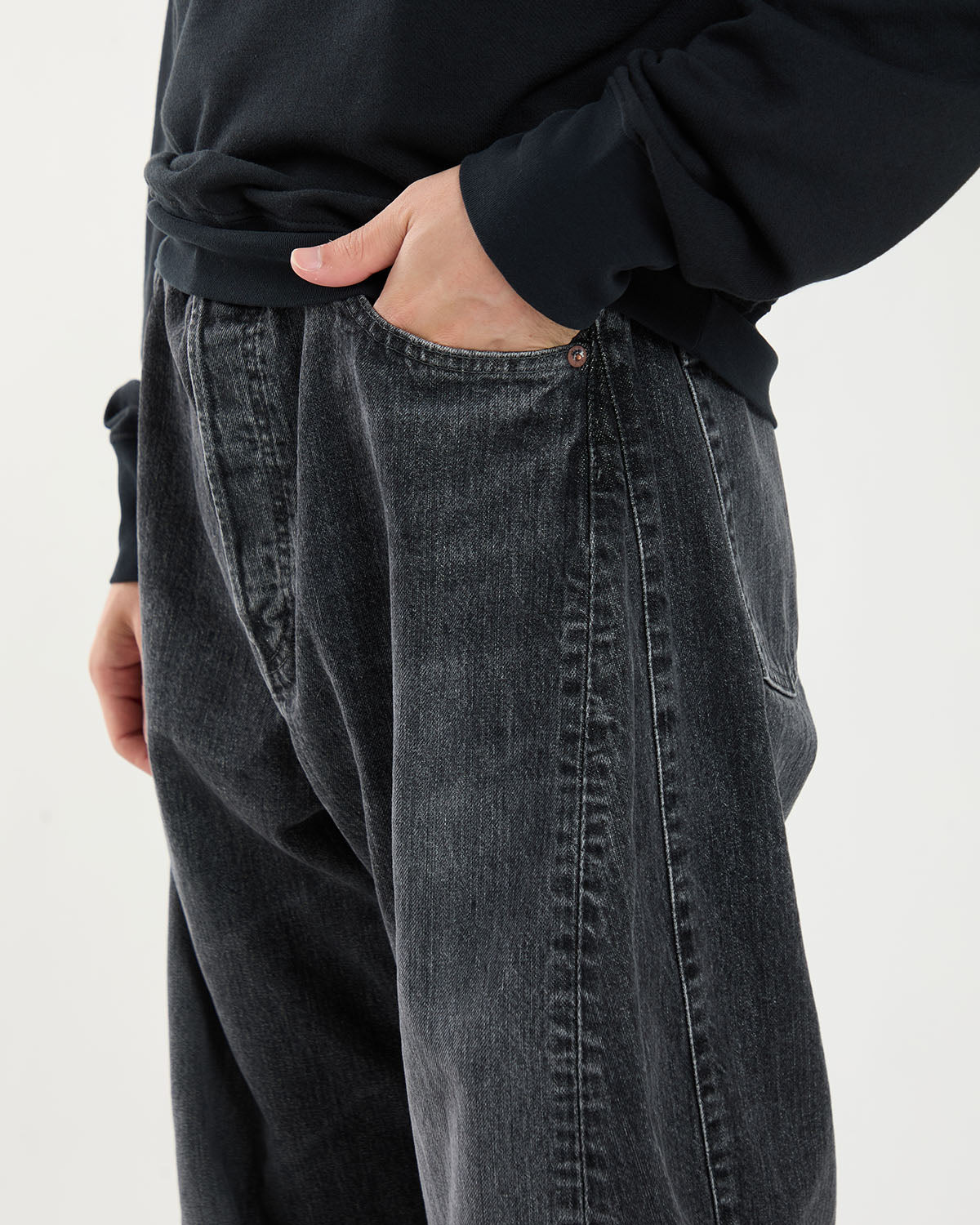 BARREL-LEG DENIM JEANS
