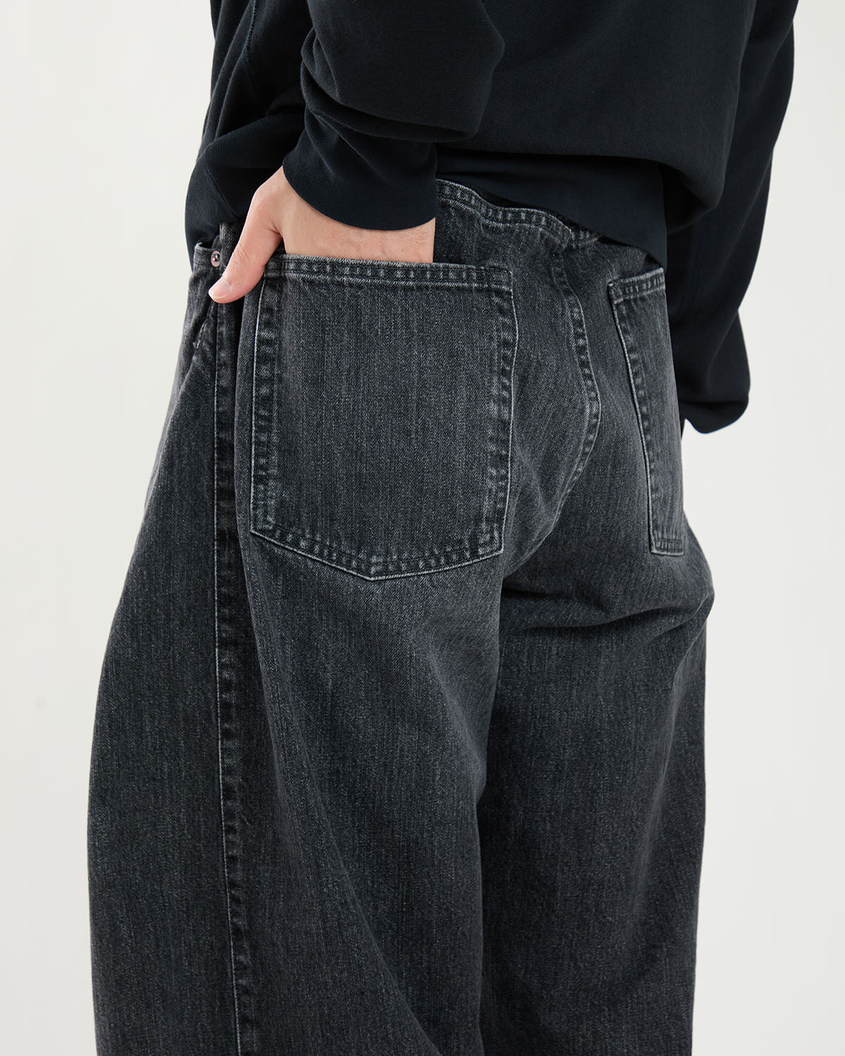 BARREL-LEG DENIM JEANS