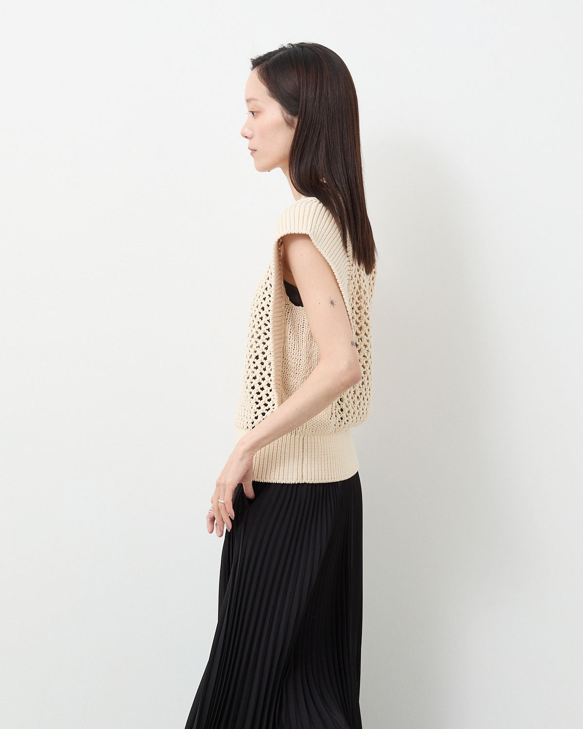CROCHET SLEEVELESS KNIT