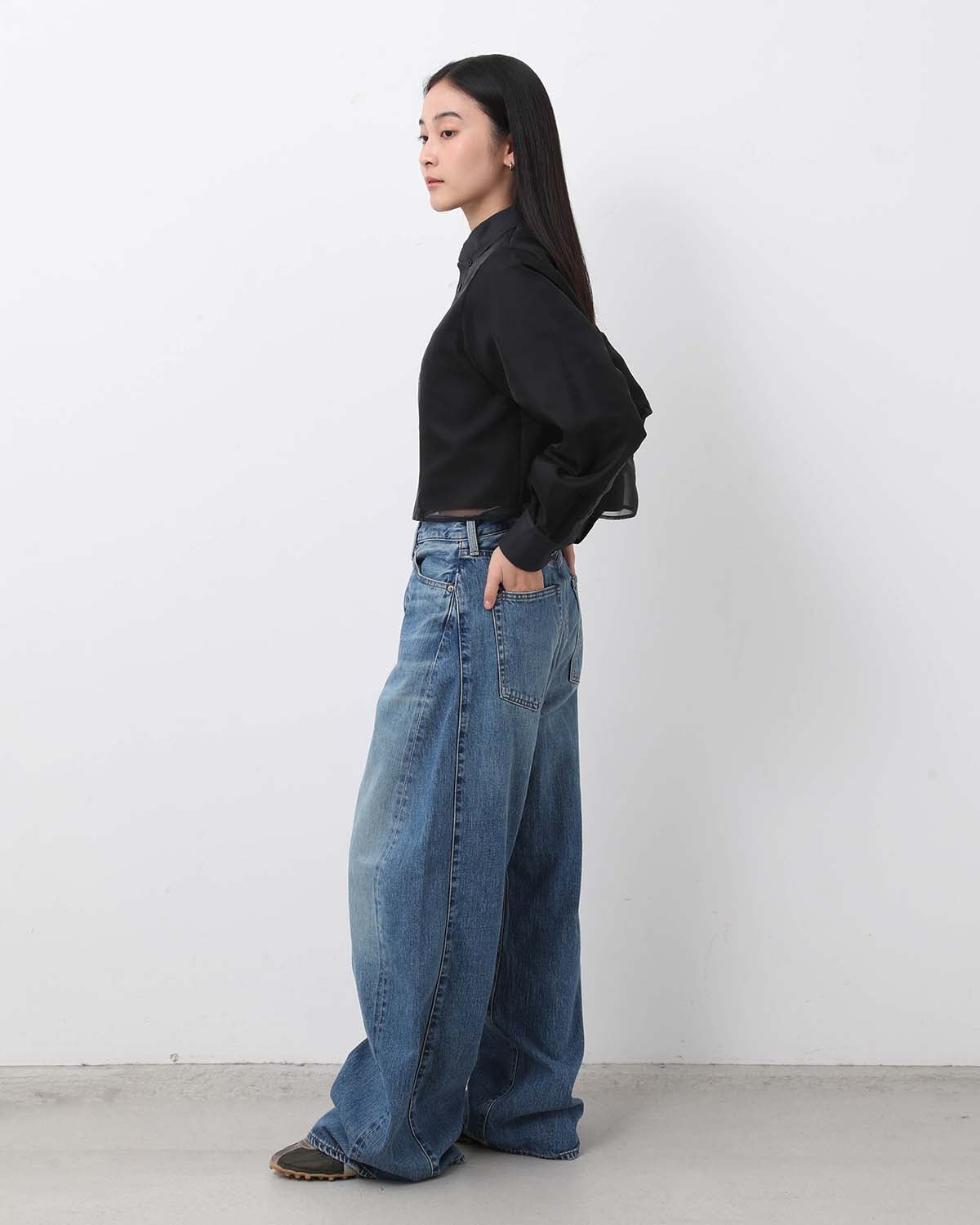 DENIM BARREL-LEG JEANS