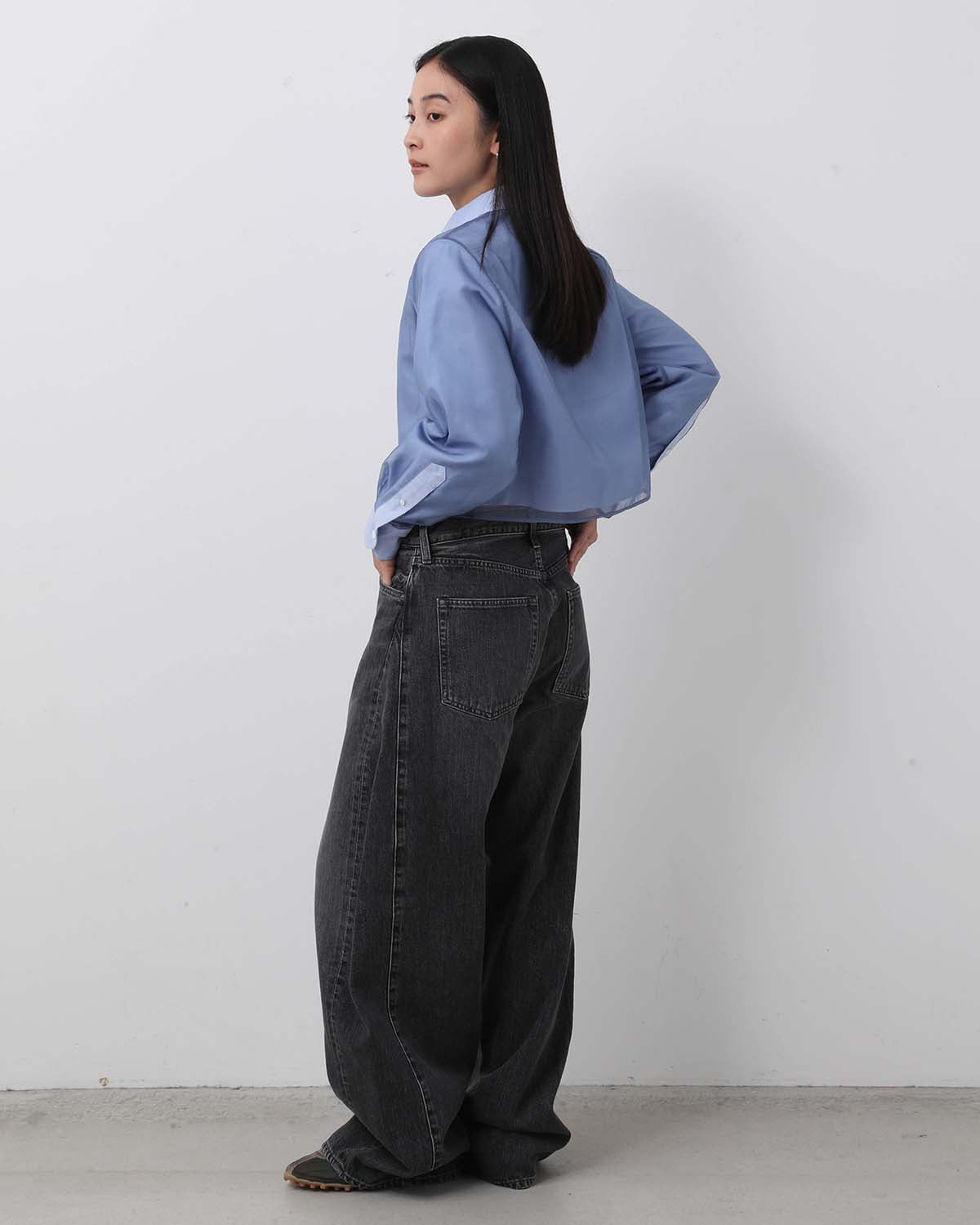 DENIM BARREL-LEG JEANS