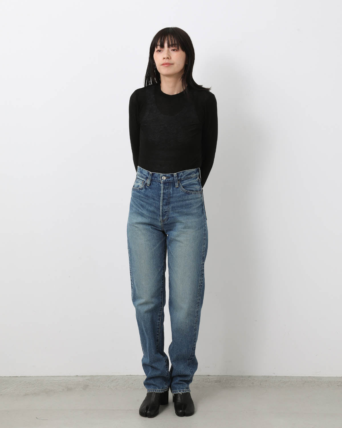 CLASSIC STRAIGHT JEANS