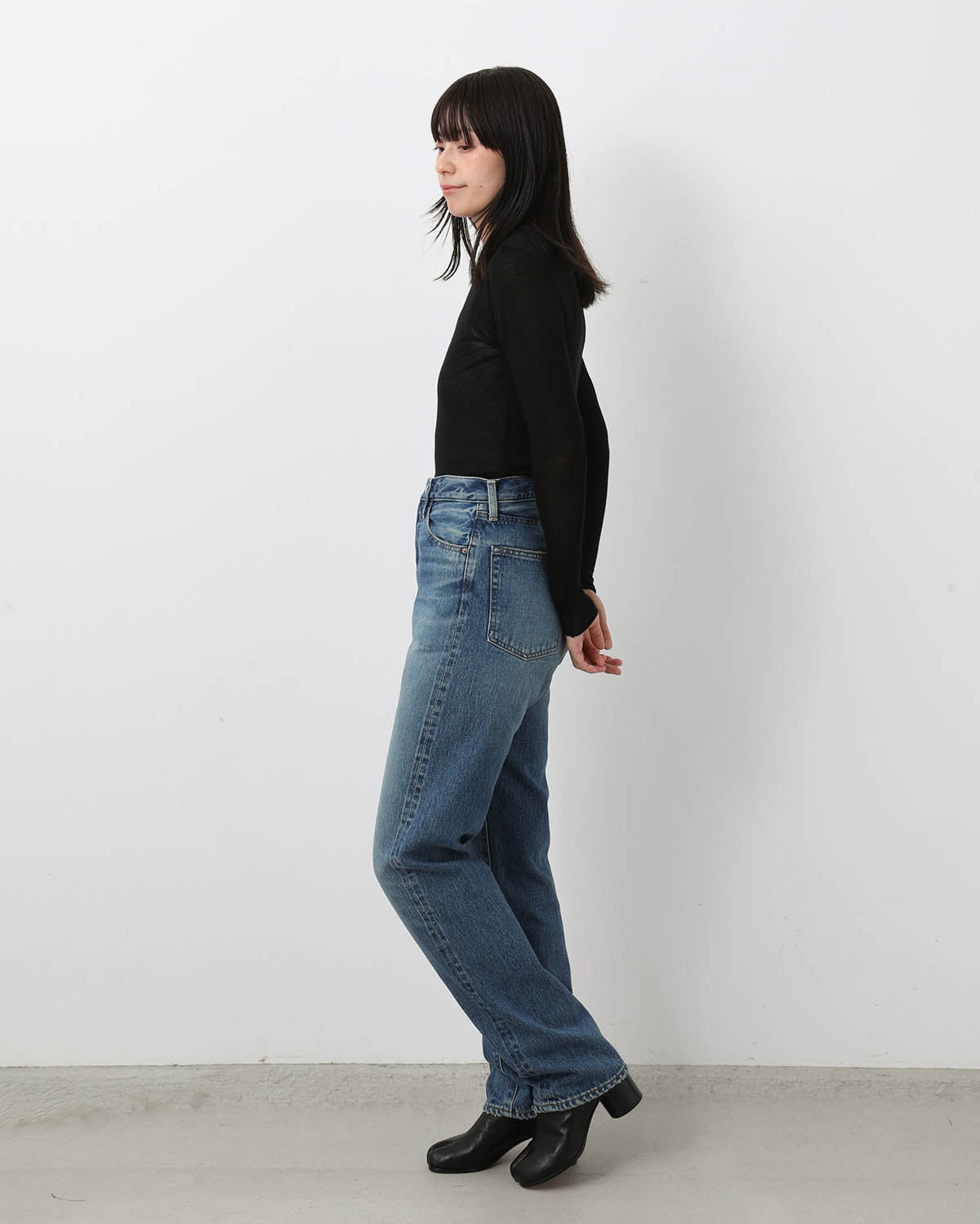 CLASSIC STRAIGHT JEANS