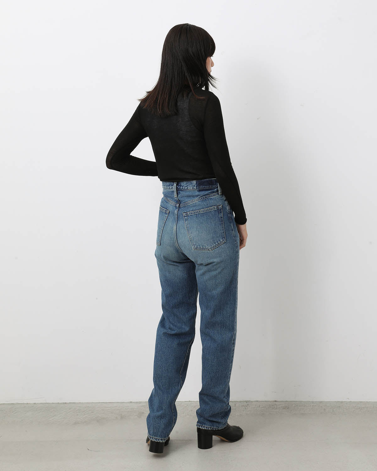 CLASSIC STRAIGHT JEANS