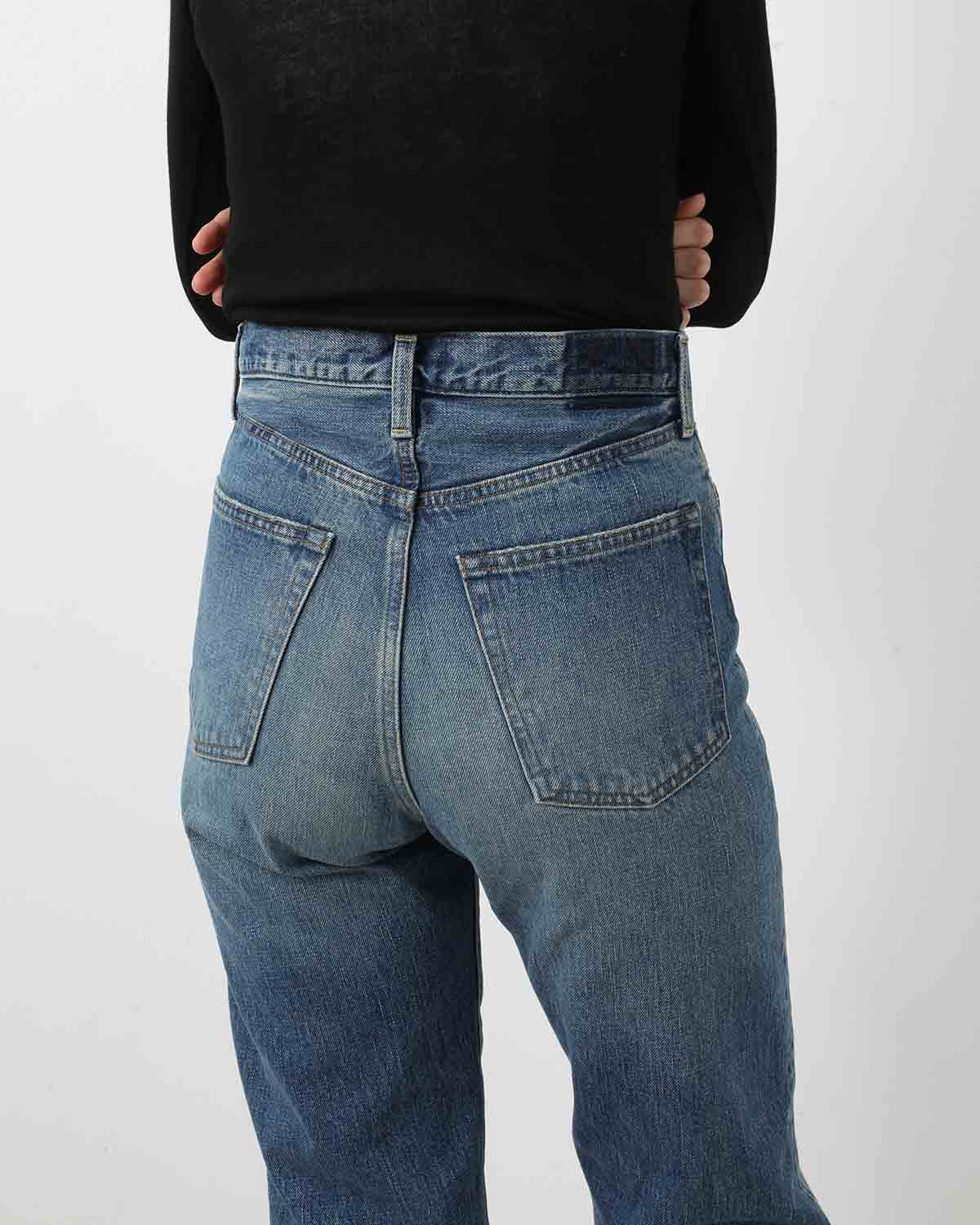 CLASSIC STRAIGHT JEANS