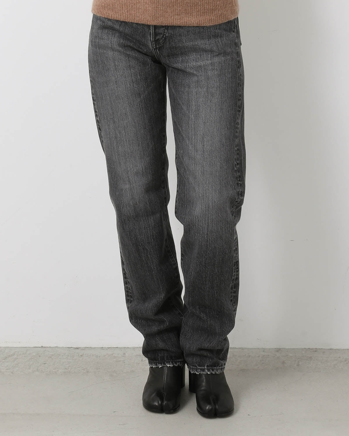 CLASSIC STRAIGHT JEANS