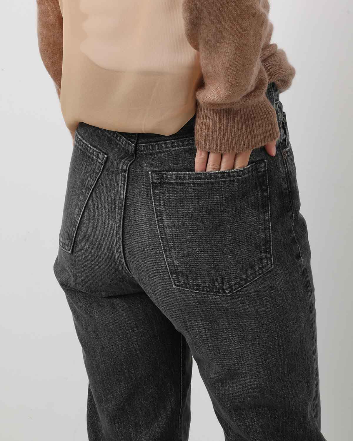 CLASSIC STRAIGHT JEANS