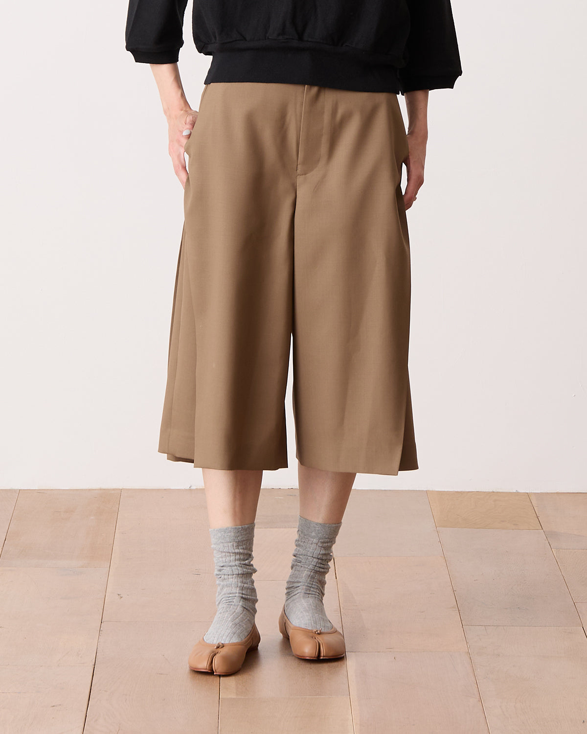 WOOL SIDE TUCK SHORTS