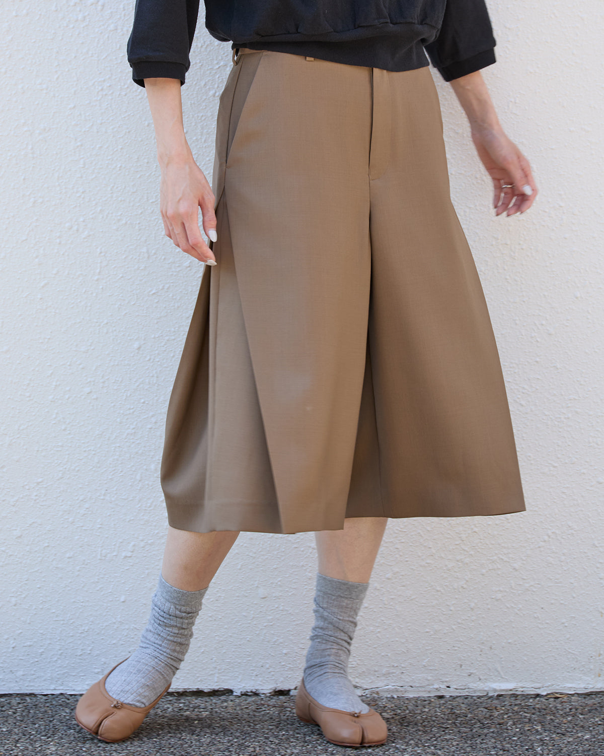 WOOL SIDE TUCK SHORTS