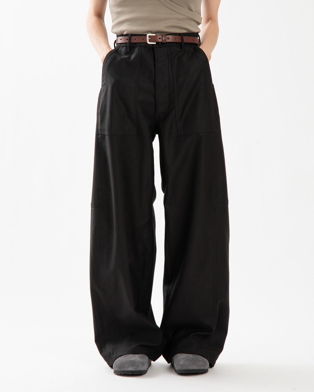 BACK SATIN BARREL LEG PANTS