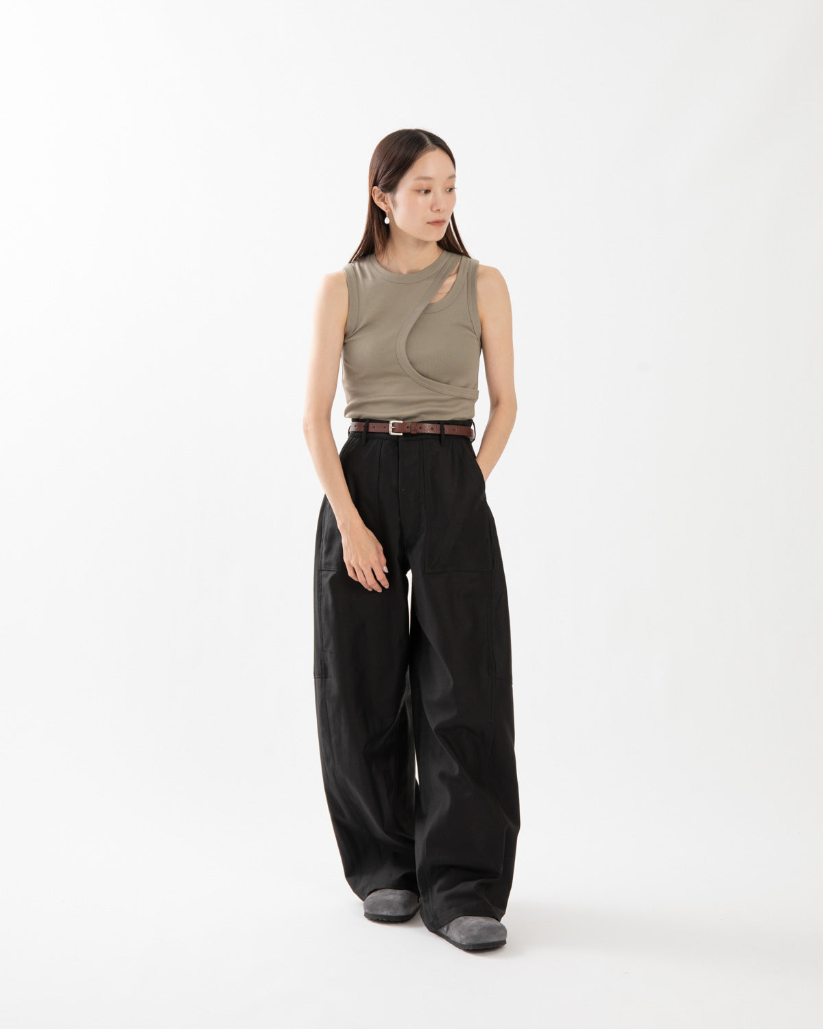 BACK SATIN BARREL LEG PANTS