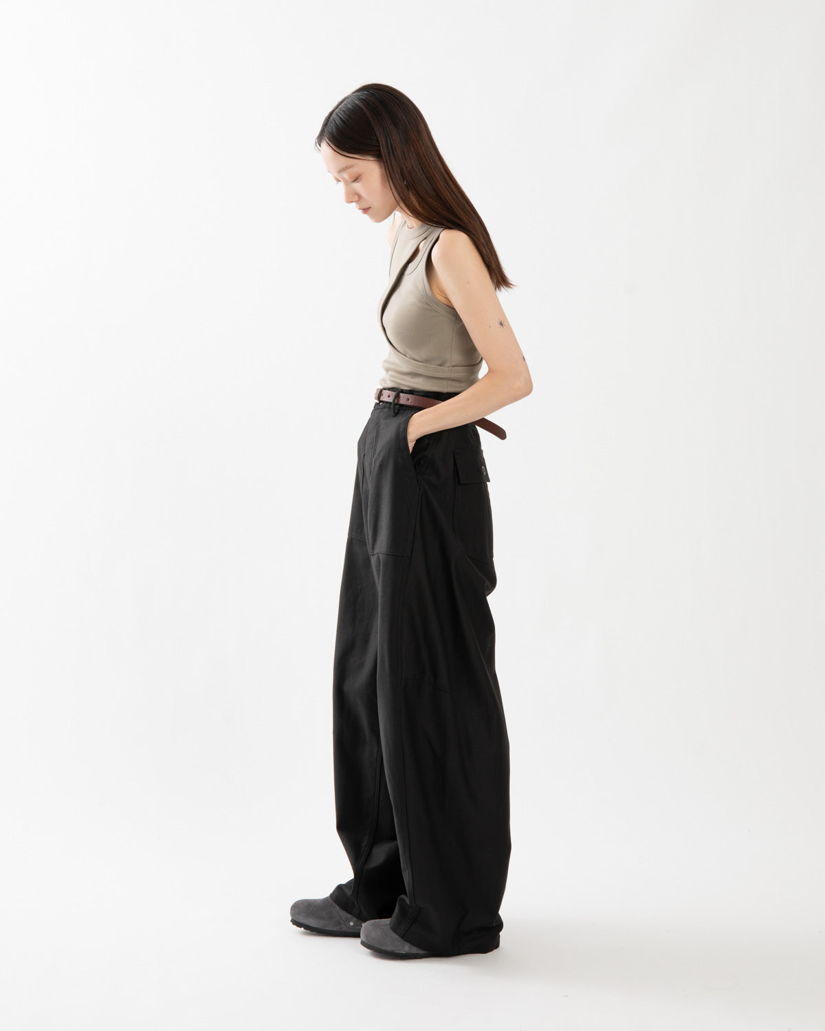 BACK SATIN BARREL LEG PANTS